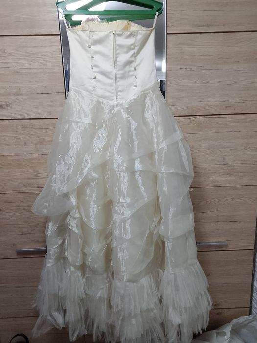 Продам вечерние платья. Разные 4 штуки.