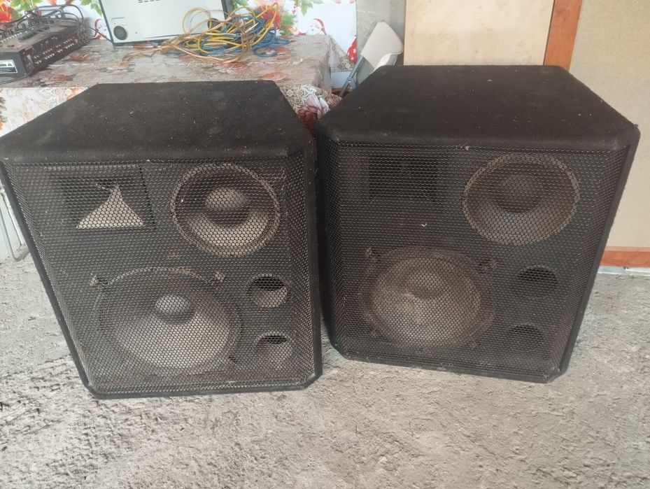 De vânzare boxe și un subufar