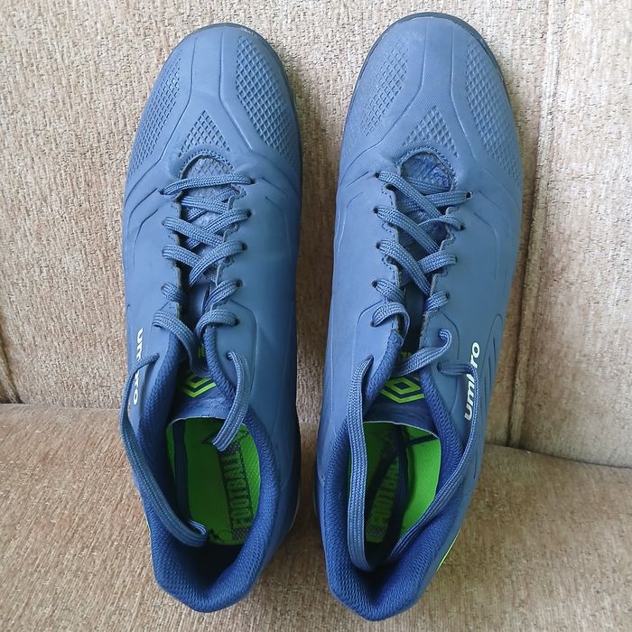 Футболни обувки за изкуствена трева