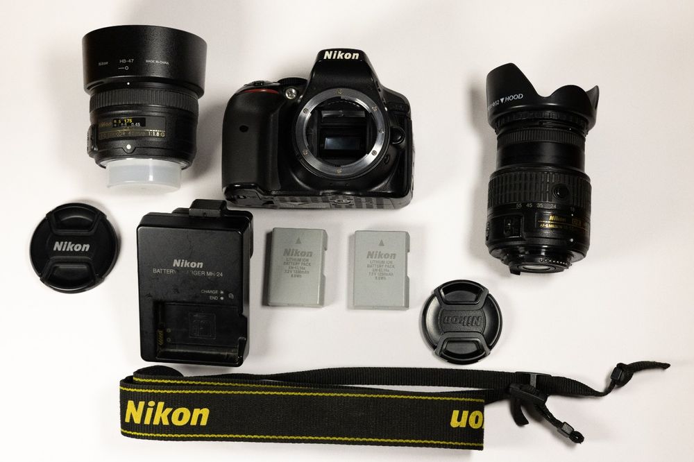 Nikon D5300 + Obiectiv 18-50 mm + Blitz SB600 + Nikor 50mm f 1.8