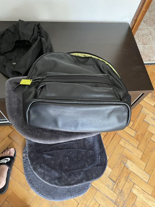 Продавам черна раница Sisley от еко кожа с неонова подплата