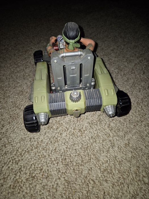 Figura cu mașina Jungle dart