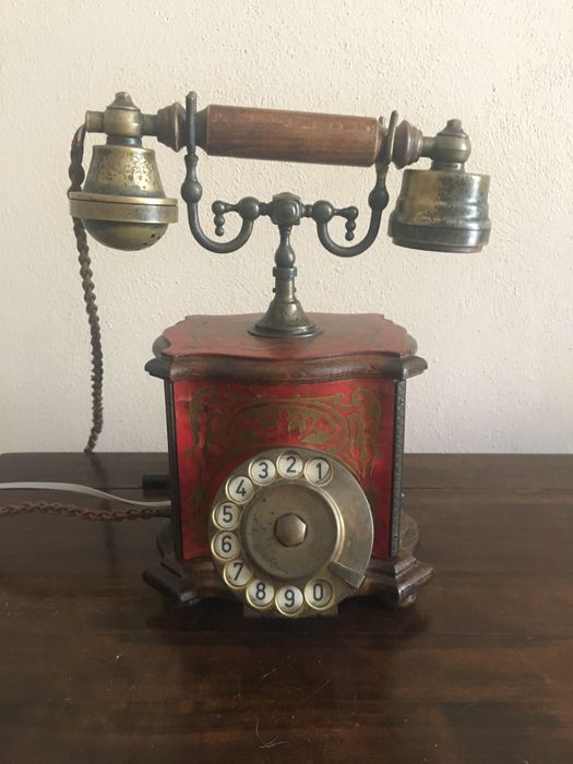 Telefon cu insertii de alama
