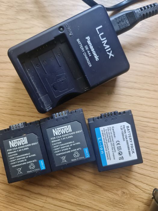 Panasonic Lumix фотоапарат Leica леща + 3 батери + устройство за зареж