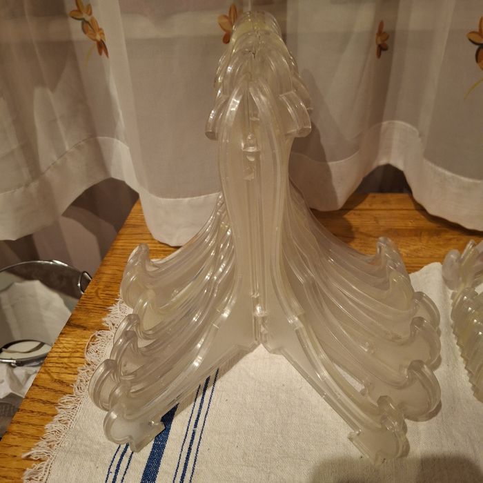 Стойки за чинии,малки картини,сувенири и др.