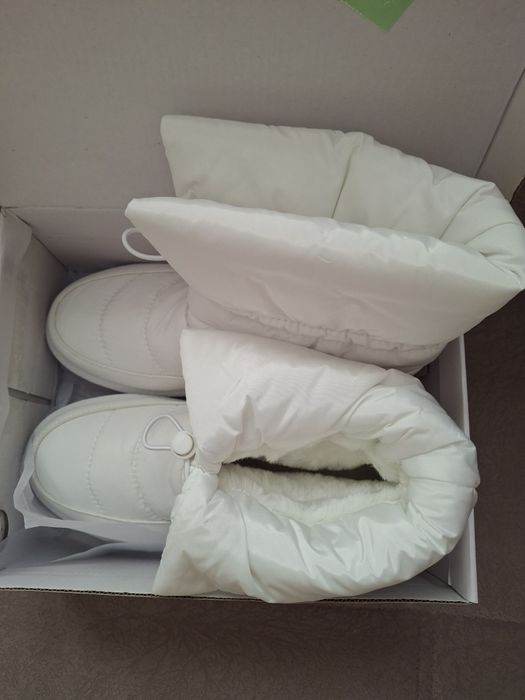 Дамски бели апрески 38 номер нови,с пух отвътре.