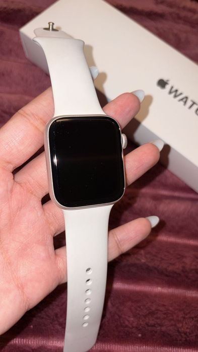 Apple Watch SE, 44mm + зарядно