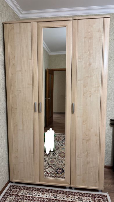 Продается трехдверный шкаф с зеркалом