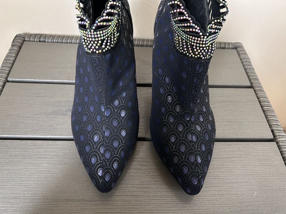 Ефектни дамски остри боти