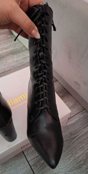 Черни боти с връзки