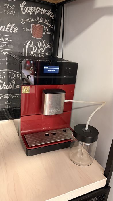 Expresor cafea Miele cu recipient lapte inclus
