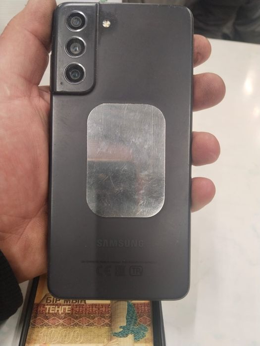 Samsung S21 FE телефон