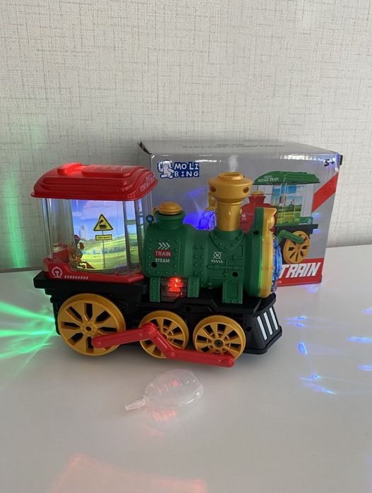 Музикален локомотив с пушек, светлини и въртящи се картинки, влакче