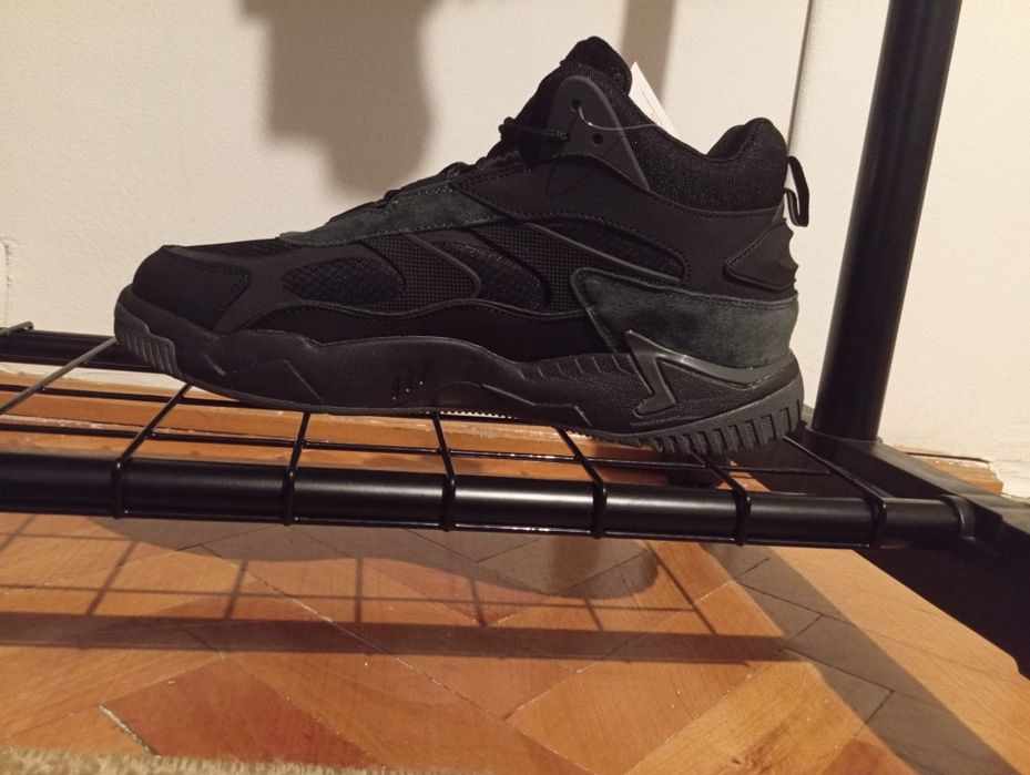 Încălțăminte model asemănător Nike Jordan