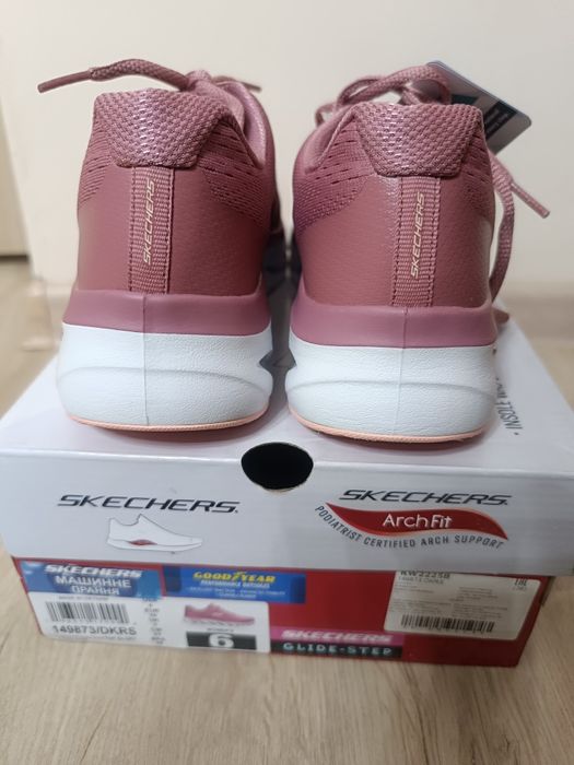 Skechers. Новые кроссовки на девочку