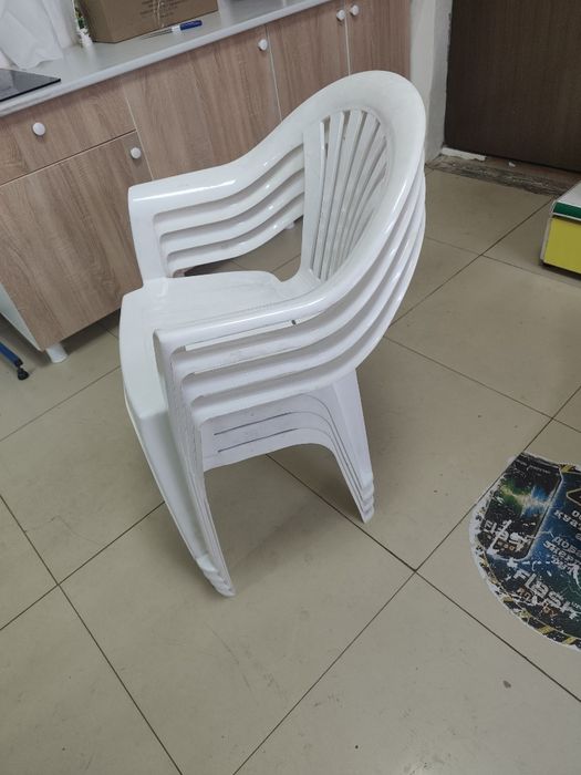 Продам пластиковый Стол и стулья