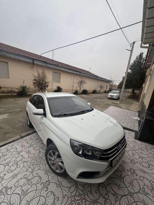 Lada vesta  ragi oq kiraska toza yurgani 4800 Metan 4 pakalena.  Aftam
