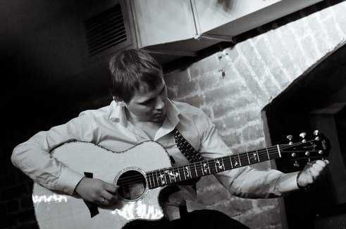 Гитарист, певец на праздник