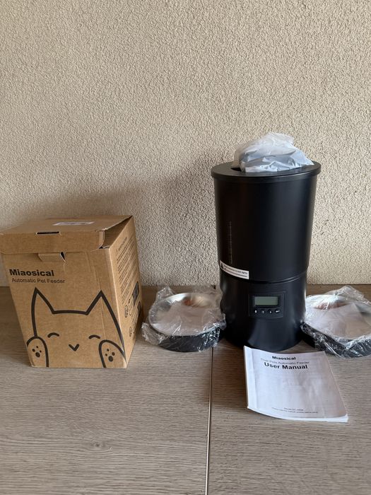 Hrănitor automat pentru pisici, 2 pisici.