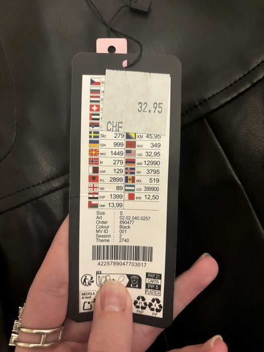 Fustă neagră scurtă din piele cu pantaloni pe dedesubt