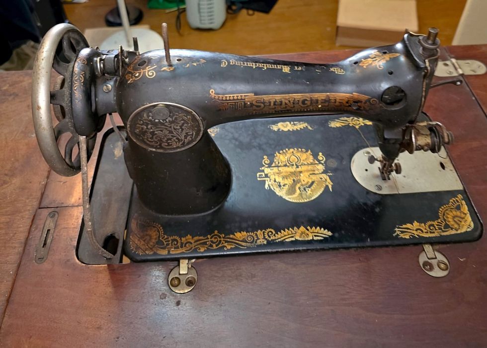 Vand doua masini de cusut marca SINGER. Una este foarte veche cu suveica, cealalta este o masina de cusut scufundabila.