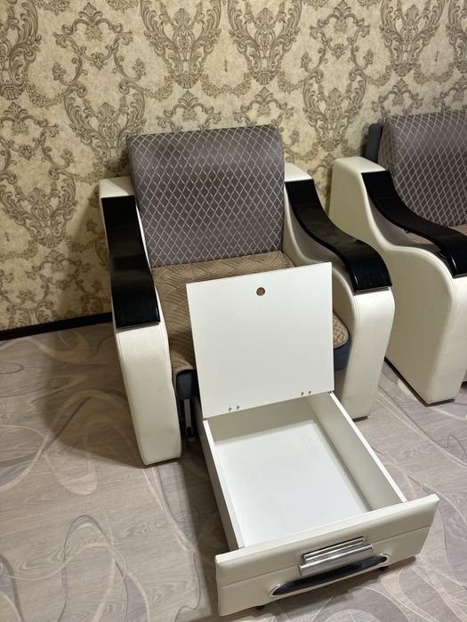 Диван и одно кресло