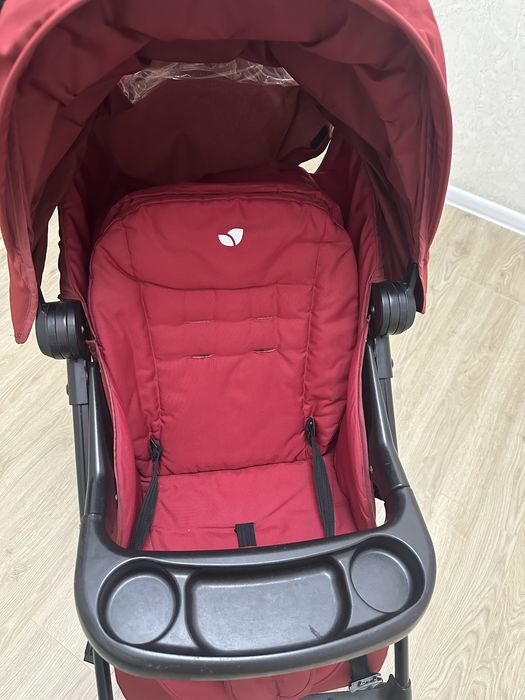 Продам детскую прогулочную коляску Joie