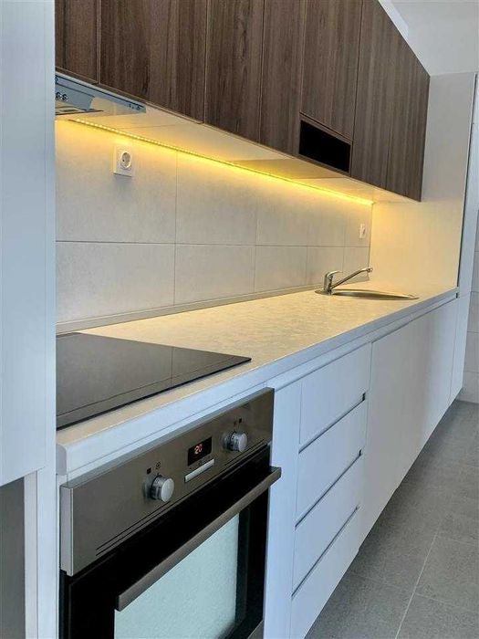 Дава се под наем Двустаен апартамент в Бургас, Център - 54 кв.м за 204 € - Снимка #2