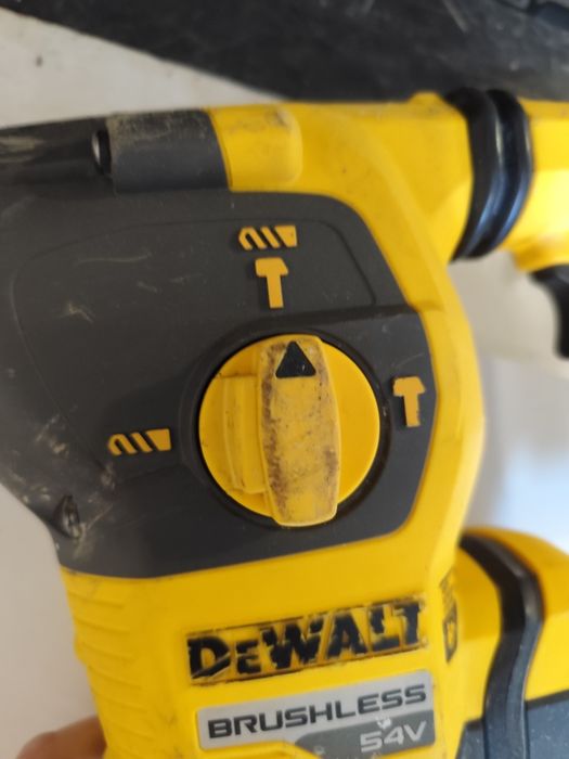 Коледна цена перфоратор къртач Девалт DeWALT DCH323 54V