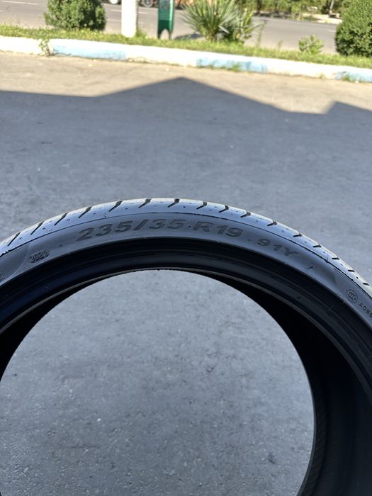 Pirelli P Zero 235/35 R19 — 1 шина, отличное состояние