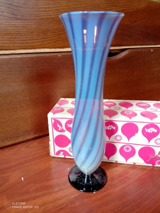 Продавам ваза от опушено стъкло 25см.