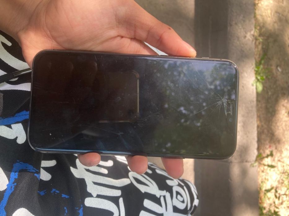 iPhone 11 pro в среднем состоянии