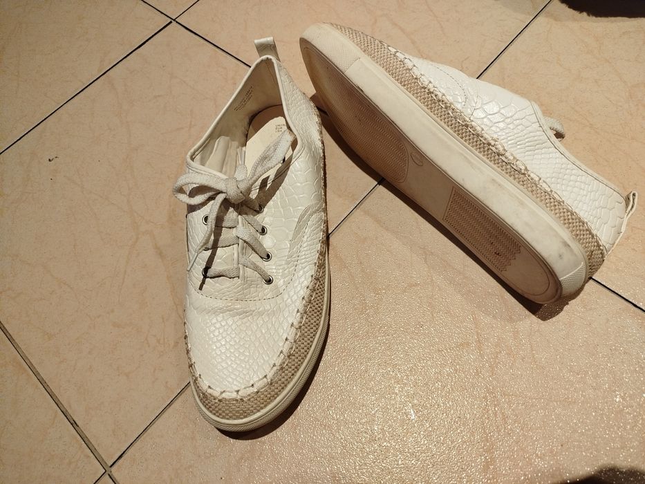 Кожени нови обувки