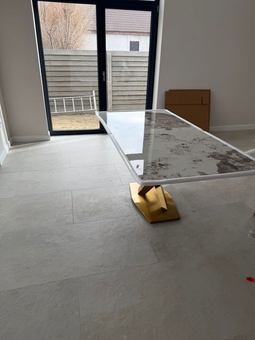 Vand masa noua de bucătărie.