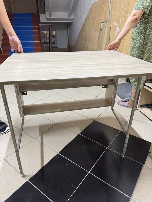 На стенный стол