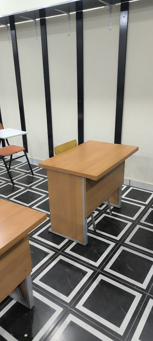 Yaxshi holatda parta stul