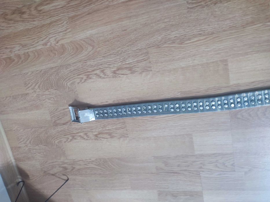 Vând curea cu model de gloanțe.