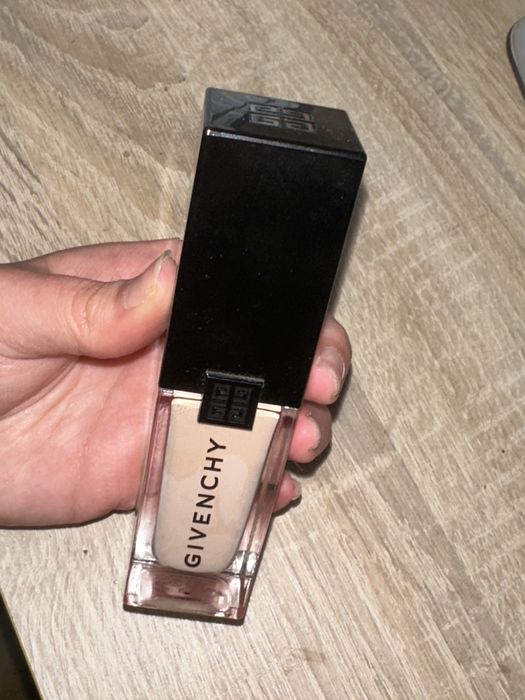 Fond de ten Givenchy Prisme Libre Skin-Caring Glow