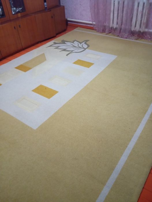 Кілем сатылады. Кілем сатылады