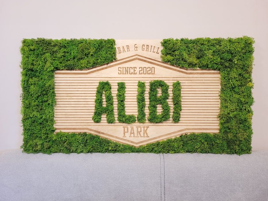 Гравирани рекламни табели за бизнес- дърво, акрил и скандинавски мъх.