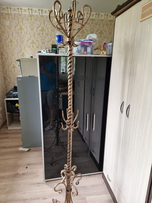 Продаётся вешалка для одежды металлическая