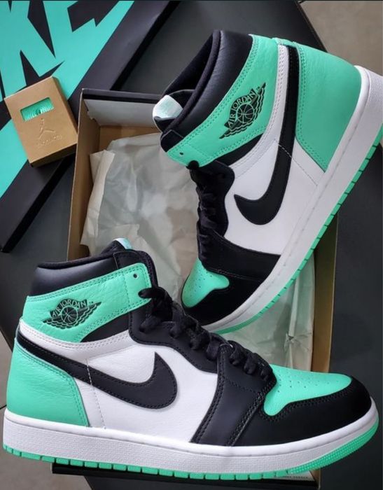 Air Jordan 1 retro high og  glowwhite blac