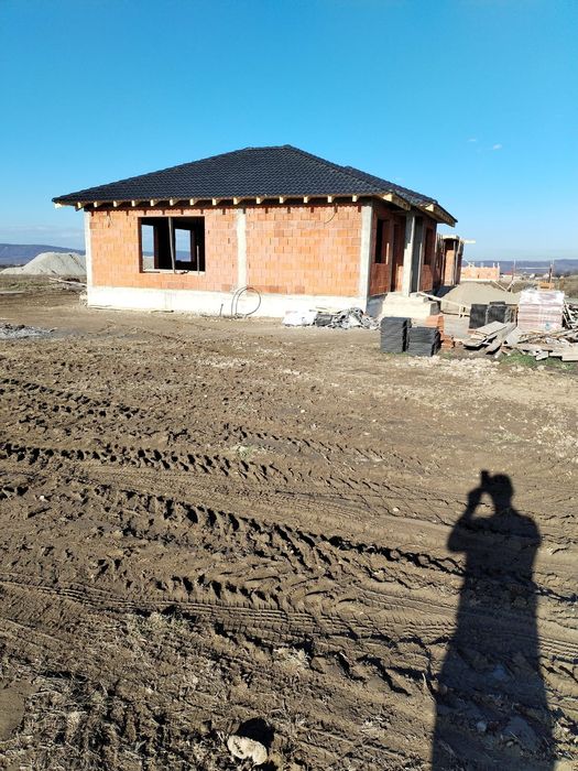 Casă în roșu Oșorhei - Oportunitate unică de investiție