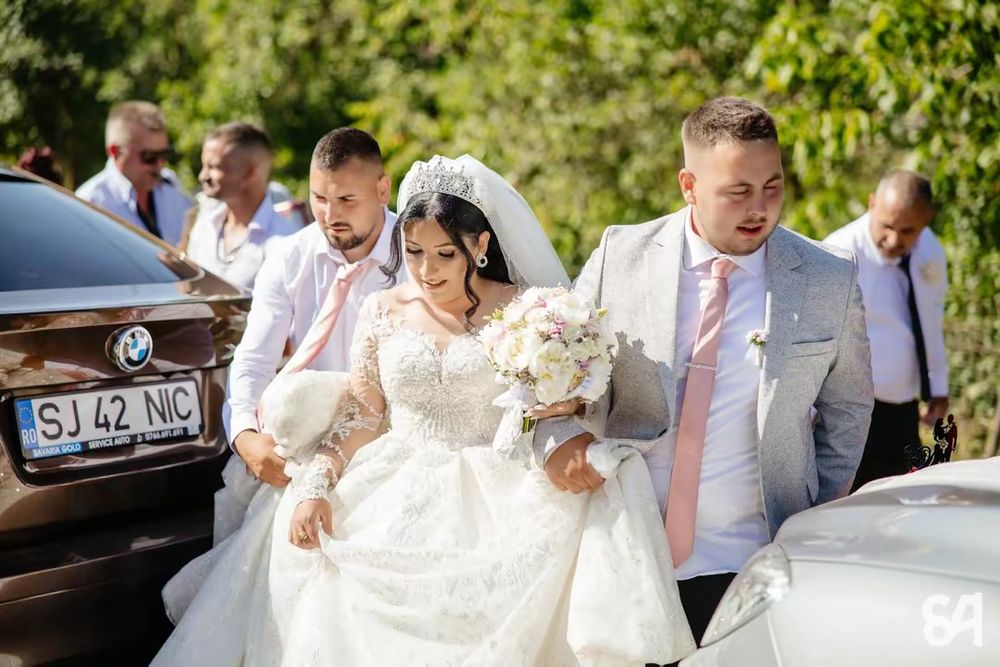 Vând rochita de mireasa este pe corset reglabil