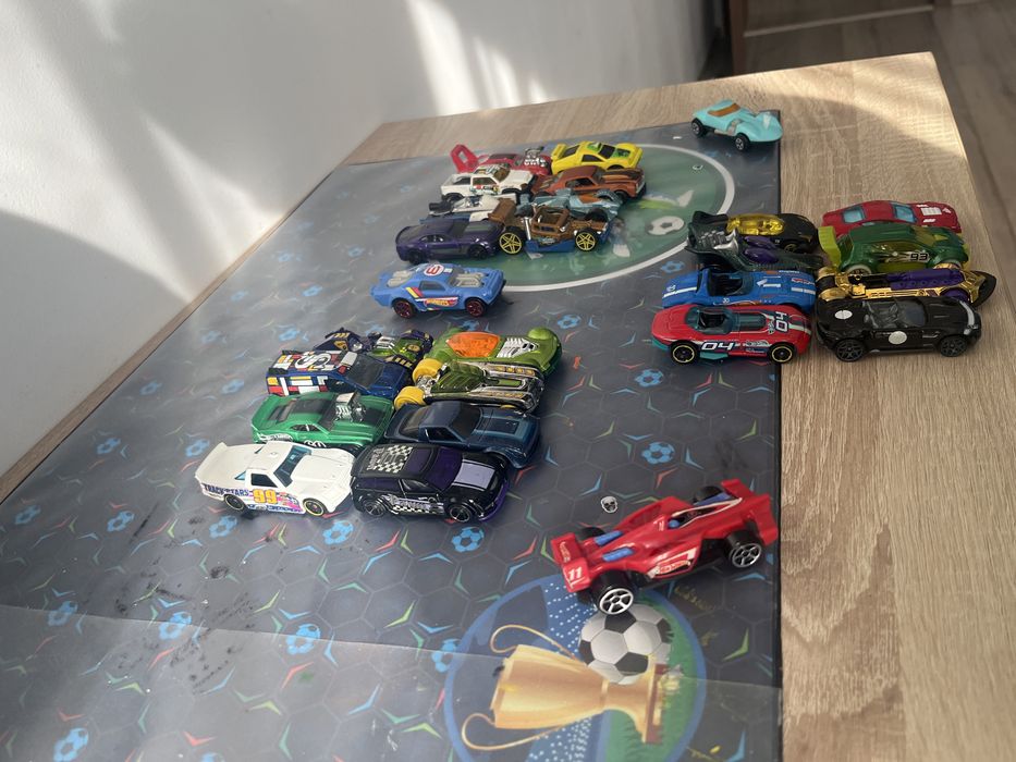 Vând mașinuțe HOT Wells