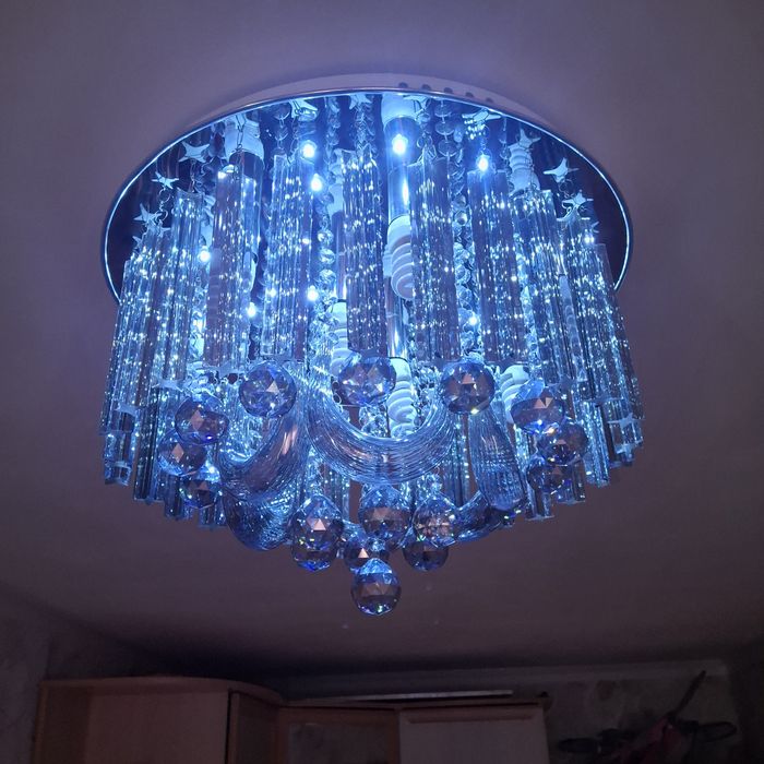 Продам люстру в рабочем состоянии