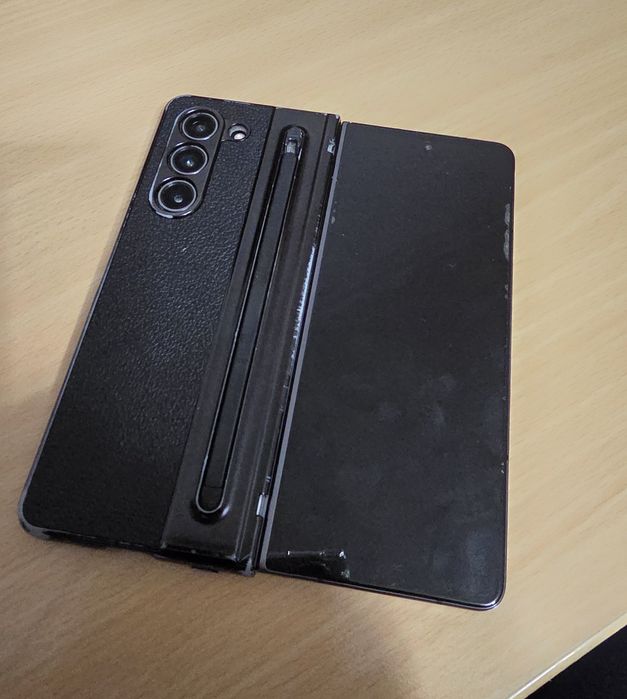 Samsung fold 5 in stare foarte buna tinut doar in huse safe