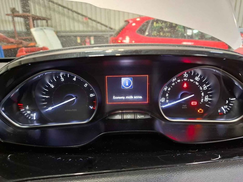 Far Dreapta Peugeot 208 2012 Hatchback Bej