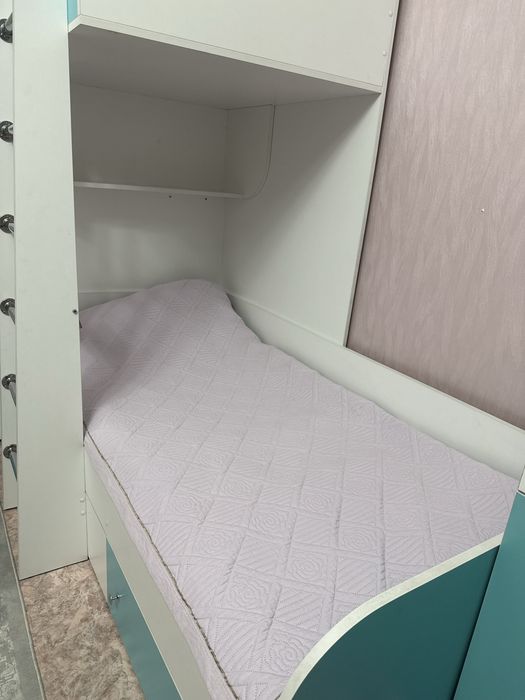 трехъярусная детская кровать