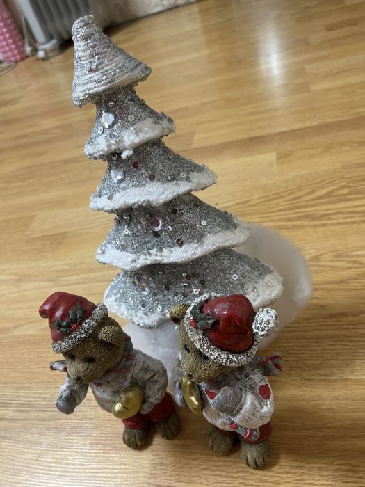Отдам фигурки мишек и елочку